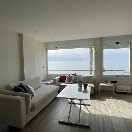 Moderno Piso Mirando Al Mar アパート